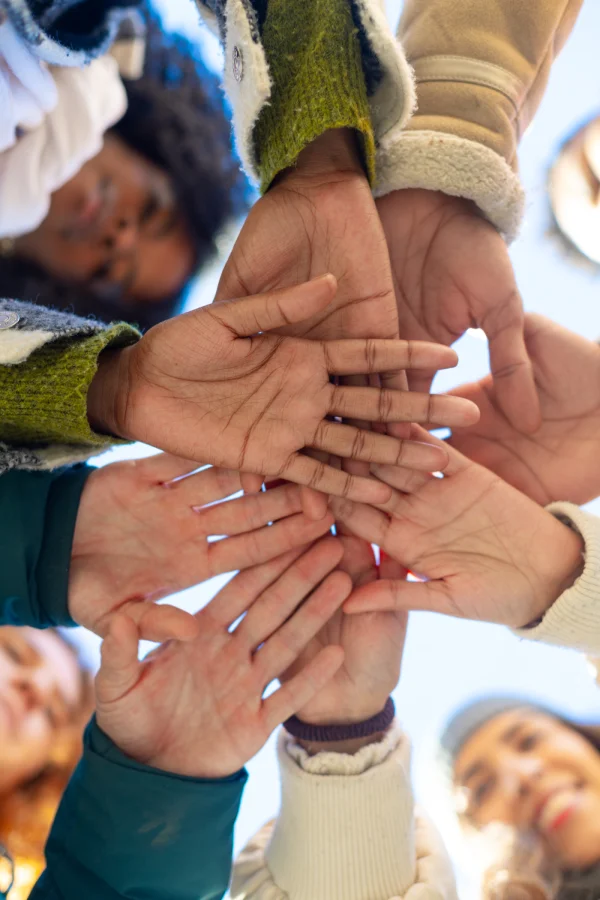 Mãos de várias pessoas unidas ao centro, representando o pilar social do ESG da Agropecuária Laffranchi